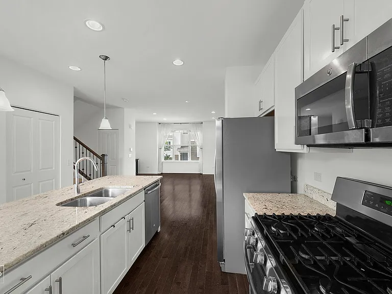 821 W Chase Ln — Photo 8