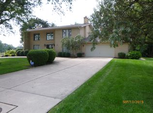 51 Regent Dr, Oak Brook, IL 60523