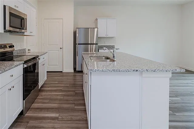3 bed, 2.5 bath, 1988 sqft, $2,100 — Photo 3