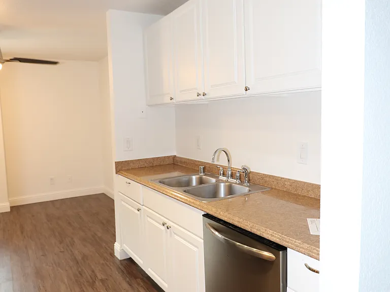 Cedarwood Apartments — Photo 16
