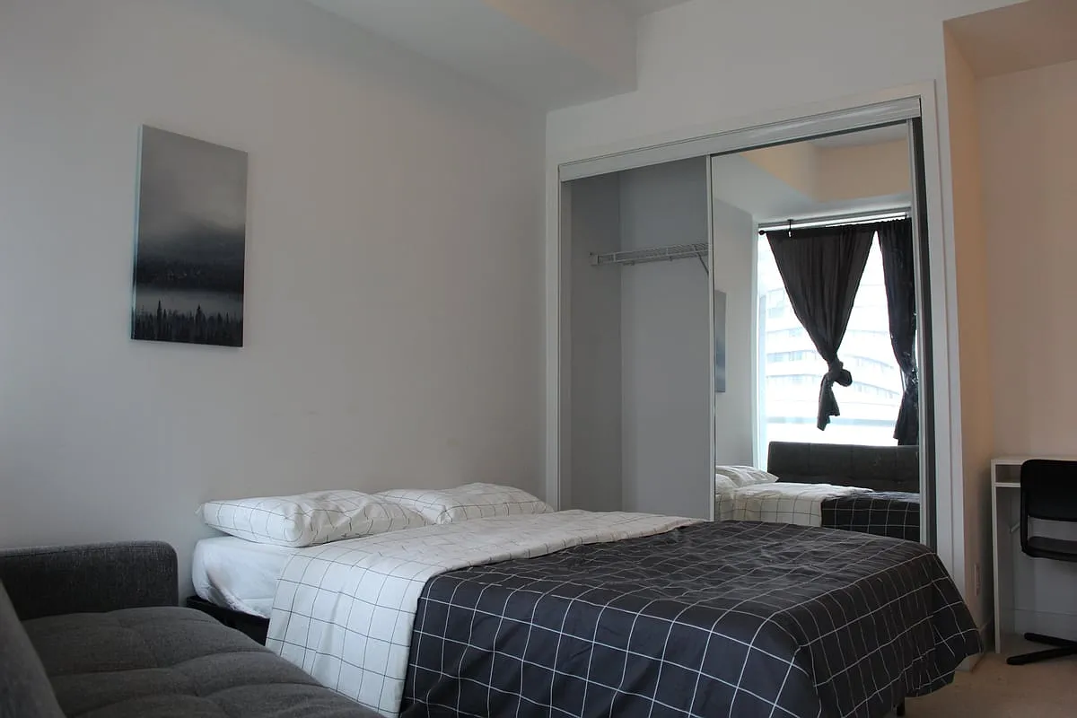 Master Room - York Street & Bremner Boulevard — Photo 1