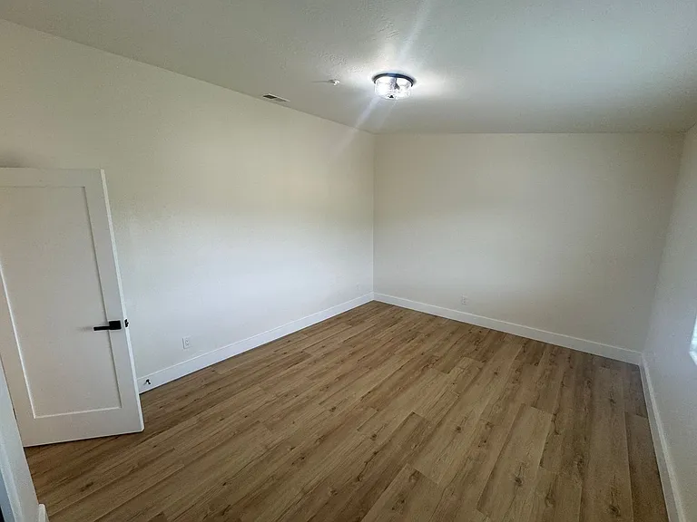 1047 Sangamon Ave — Photo 15
