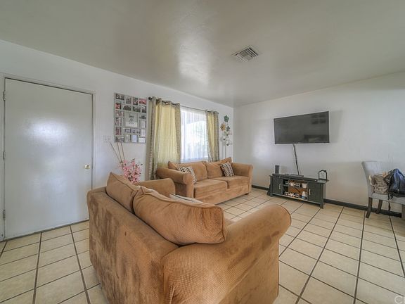 4th image of 3419 Garden Dr