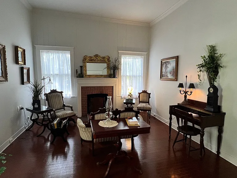 523 W Oak St — Photo 37