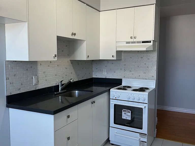 15 Mowat Blvd #14 — Photo 3