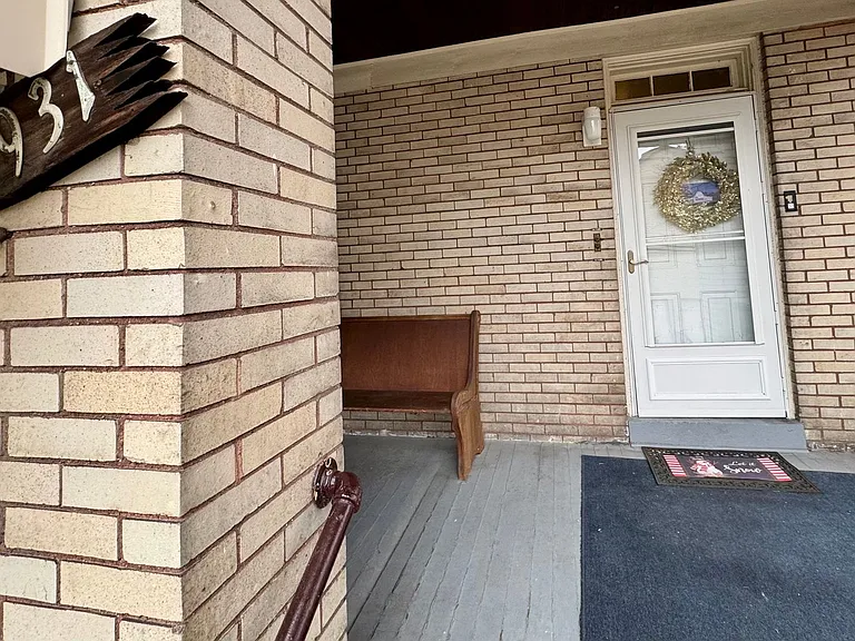 931 Baldwin St — Photo 5