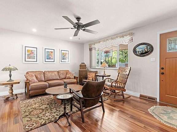 4th image of 10933 W 67th Pl