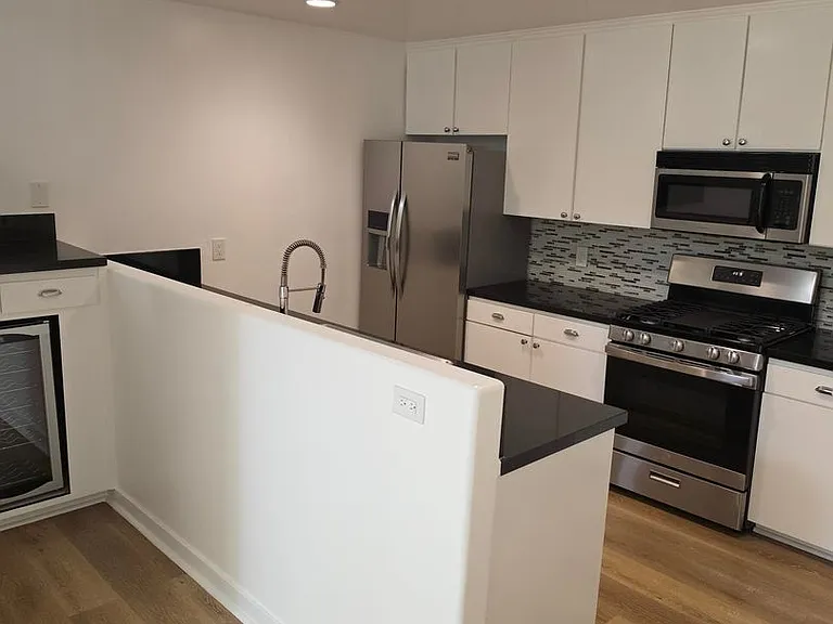 2050 S Bentley Ave — Photo 24