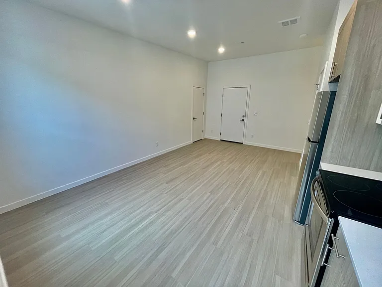 Greenwich Ave Apartments — Photo 29