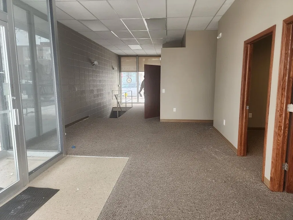 3 bed, 2400 sqft, $1,800 — Photo 4