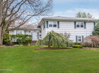 43 Pinewood Rd, Roslyn, NY 11576