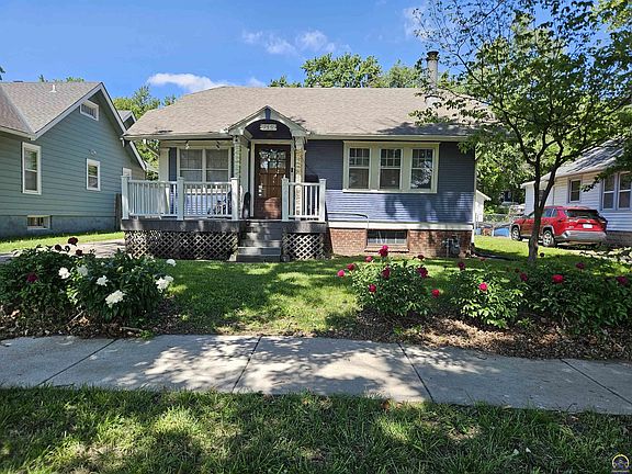 3rd image of 611 SE 35th Ter