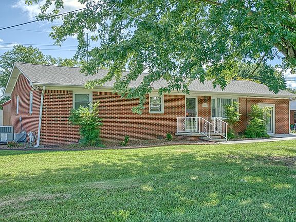 3rd image of 888 Ashwood Dr