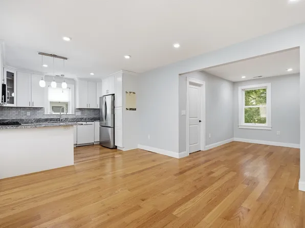 28 Beecher Pl #B, Newton, MA 02459