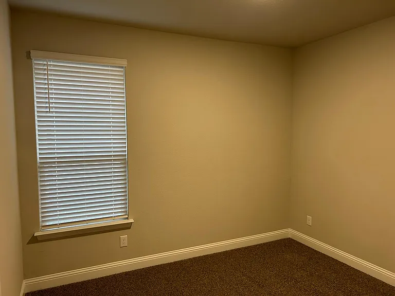 2032 Windsor Dr — Photo 18
