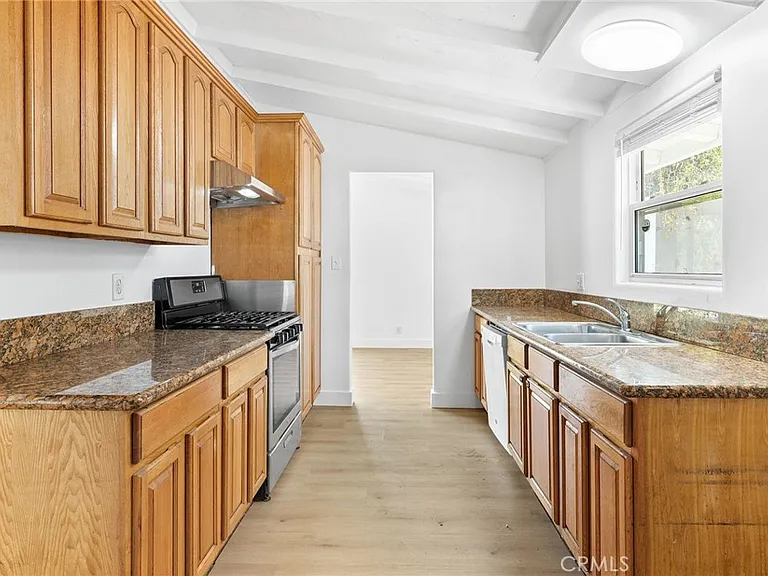 20321 Hamlin St — Photo 13
