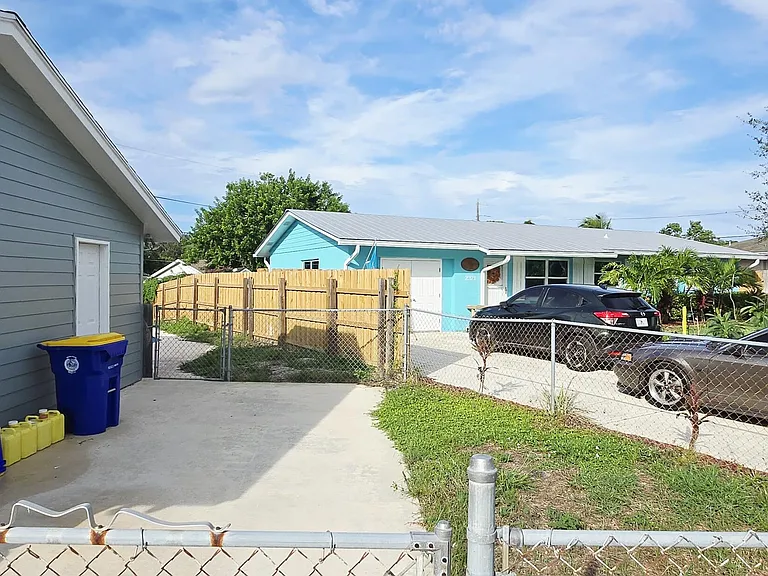 2331 NE 15th Ct — Photo 6