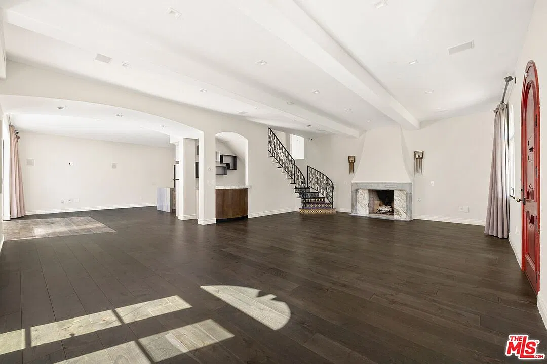 3 bed, 3.5 bath, 2600 sqft, $12,995 — Photo 2