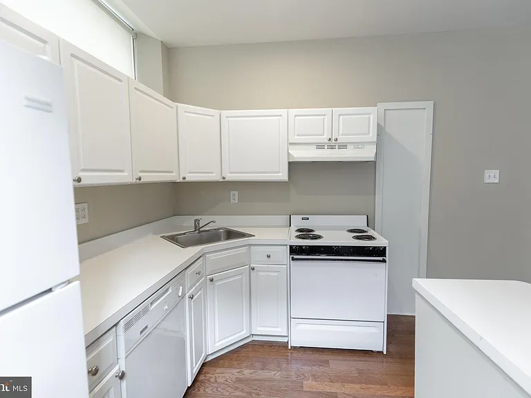 220-2 S 16th St #402 — Photo 18
