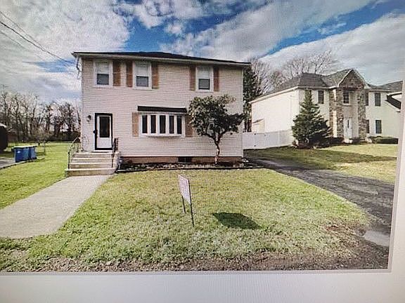 4th image of 100 Churchill Ave