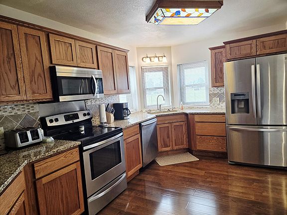 4th image of 10 McCormick Dr