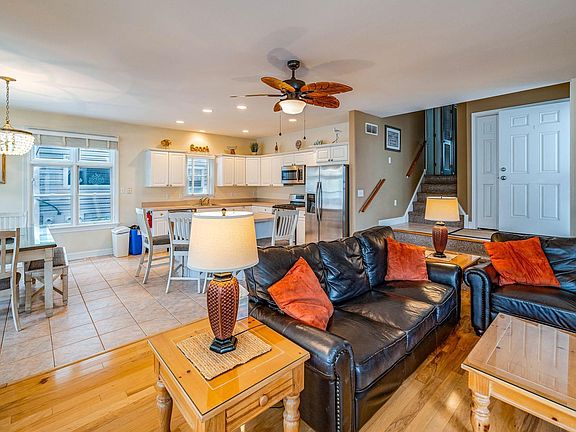 4th image of 816 Saint Charles Pl #1
