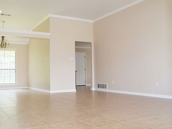 4th image of 408 Diana Ln