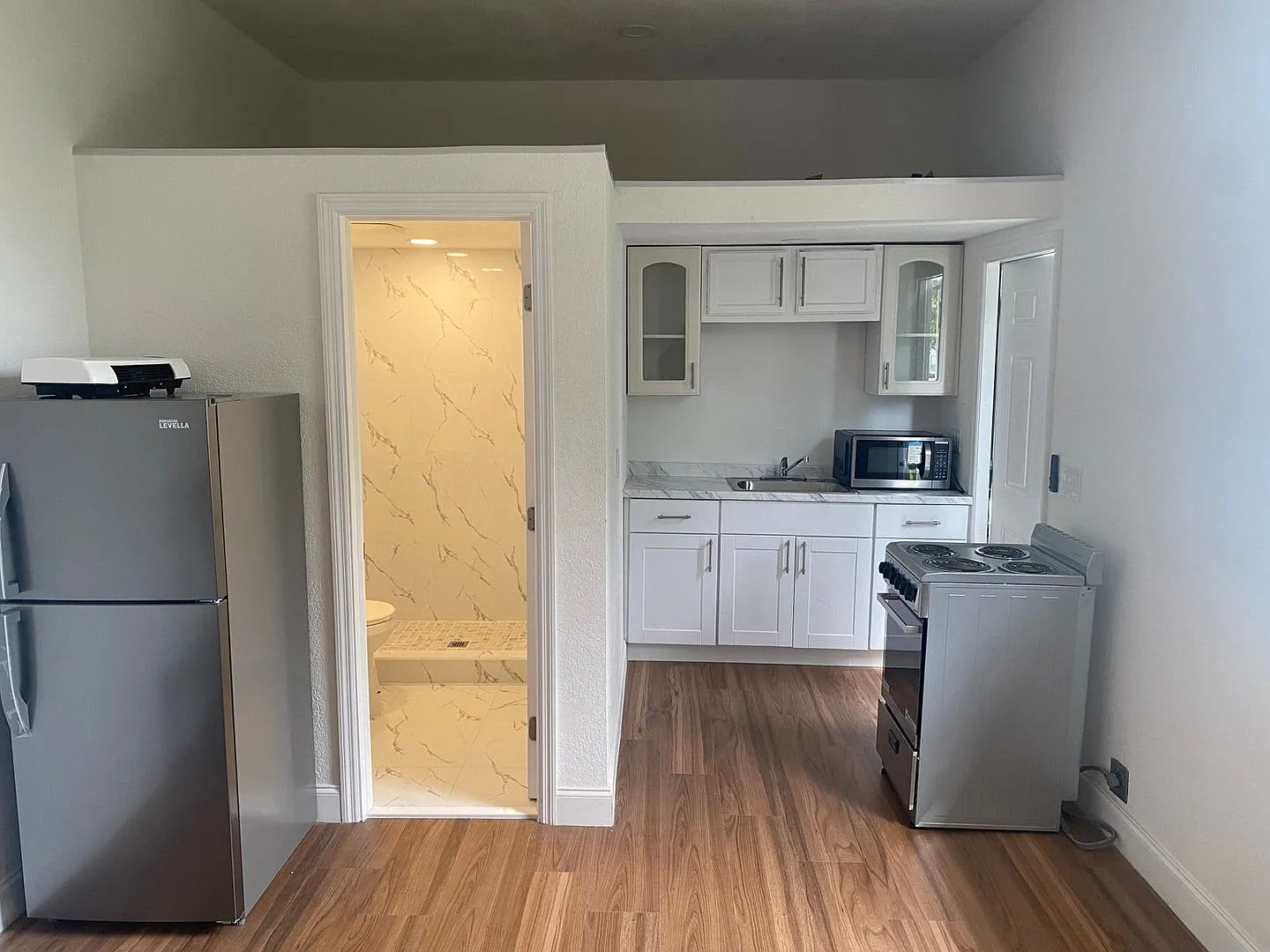 Recently Renovated Studio for One in Lantana — Photo 1