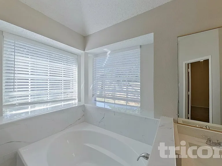 805 Clover Hill Ln — Photo 17