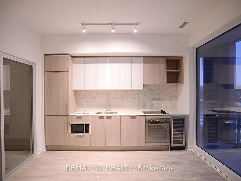 2020 Bathurst St #721 — Photo 7