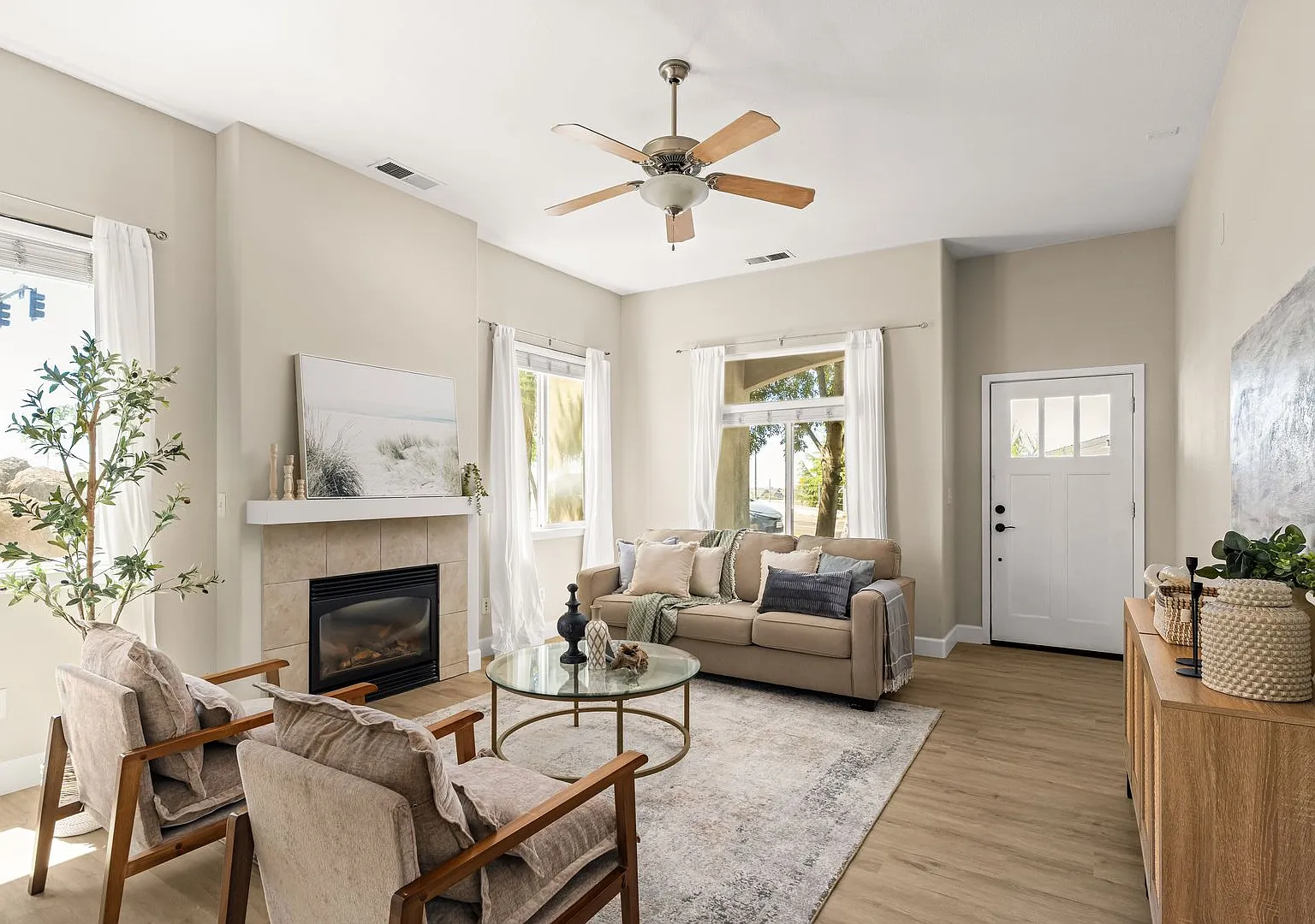 Available NOW - Beautiful Home in California Park — Photo 4