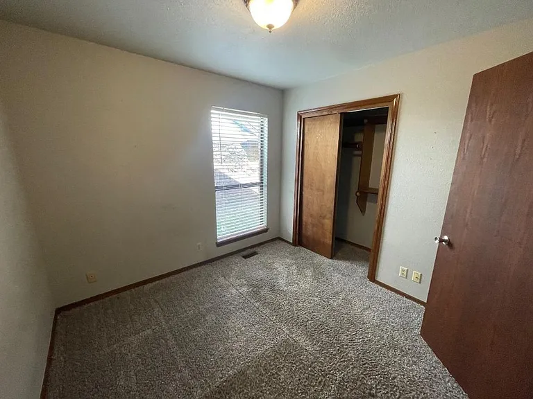 221 Skylark Ct — Photo 6