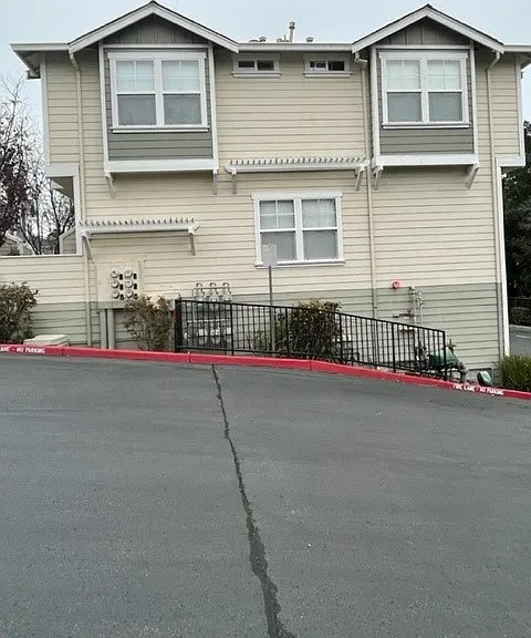 16 Ashford Pl — Photo 2