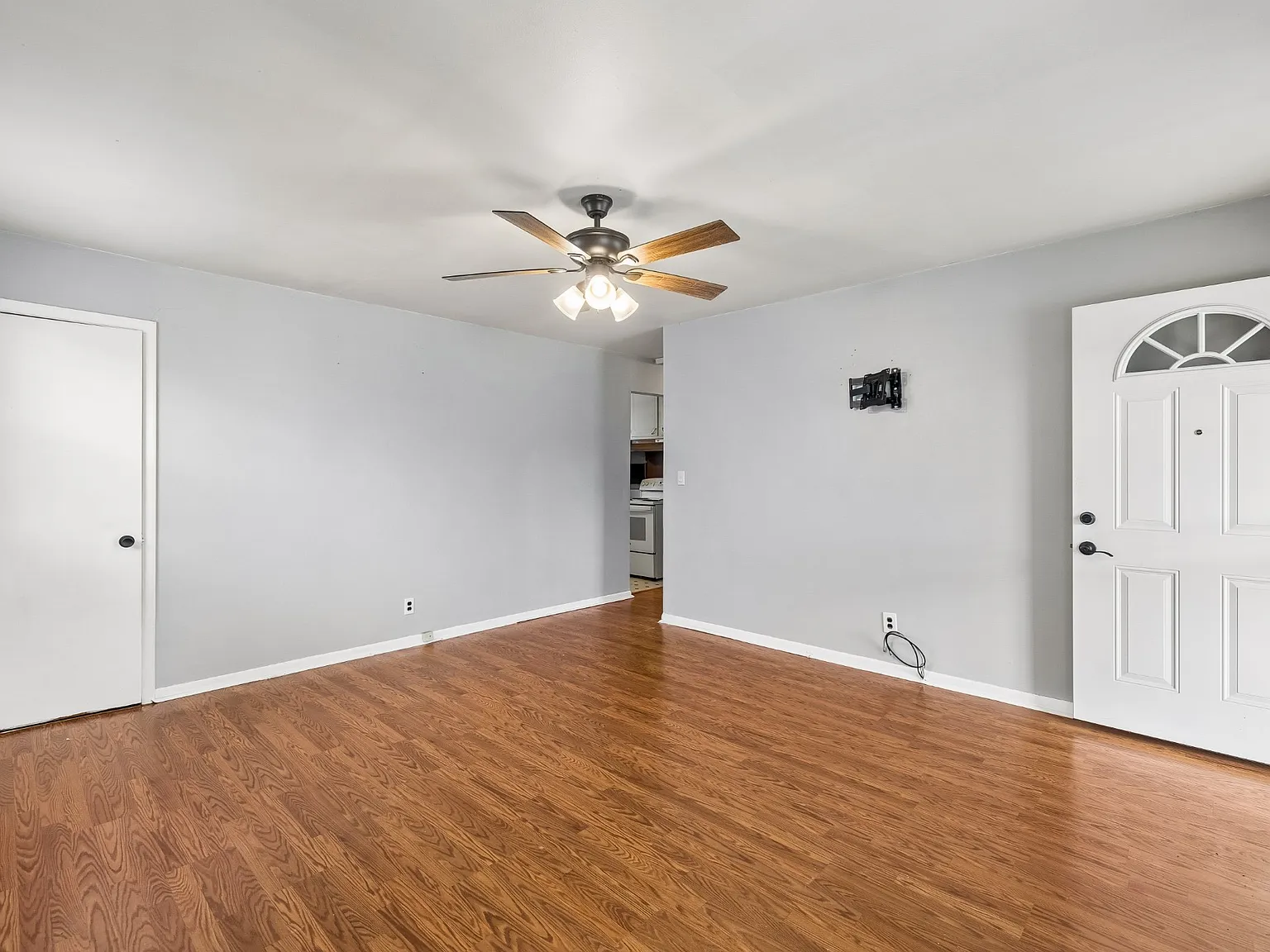 3 bed, 1.0 bath, 1000 sqft, $2,100 — Photo 4