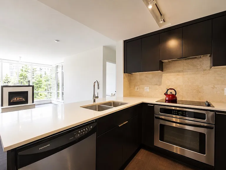 158 W 13th St #505 — Photo 12