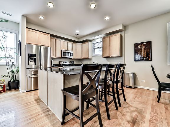 3rd image of 4627 N Kenmore Ave APT 2E