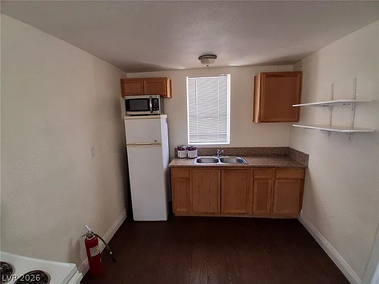 413 W Van Buren Ave #8 — Photo 5