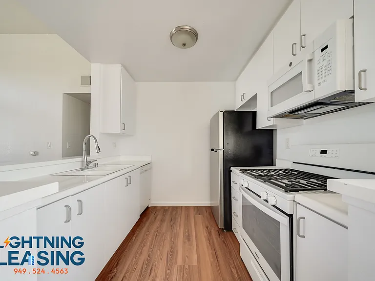 7370 Hawthorn Ave #305 — Photo 17