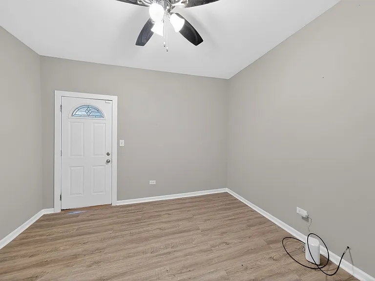 8428 S Escanaba Ave #1 — Photo 8