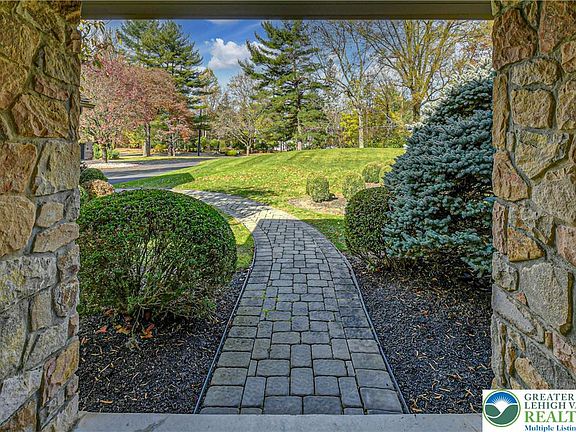 5th image of 1588 Saucon Valley Rd