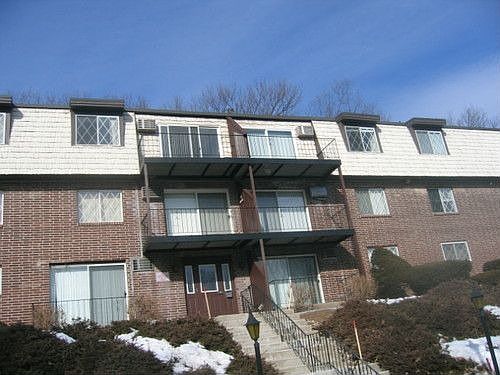 1st image of 2 Pembroke Dr Unit 20