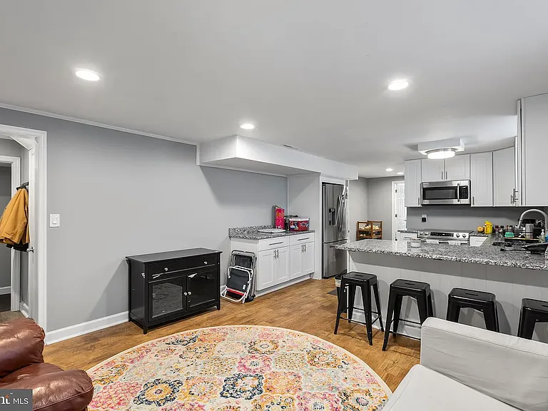 1321 Rowe St #B — Photo 19