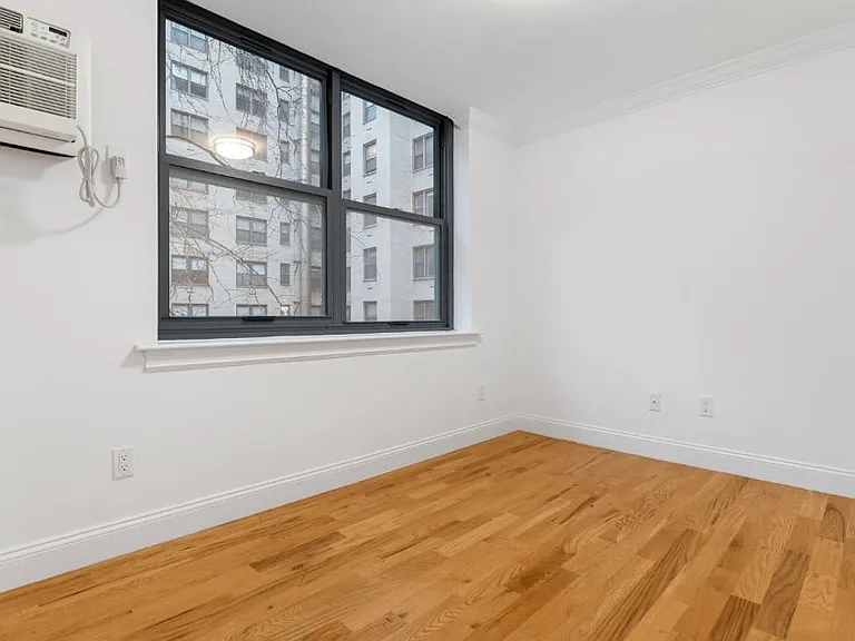 210 E 22nd St #1A — Photo 3