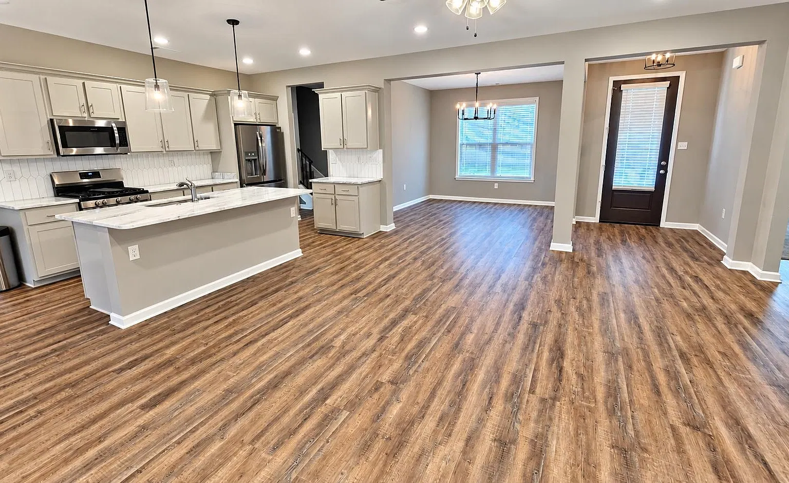 4 bed, 3.0 bath, 2400 sqft, $2,300 — Photo 2