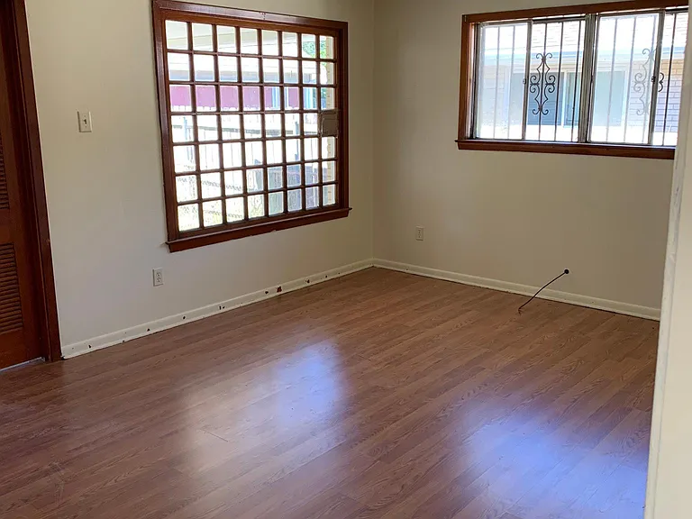 1136 Homestead Ave — Photo 3