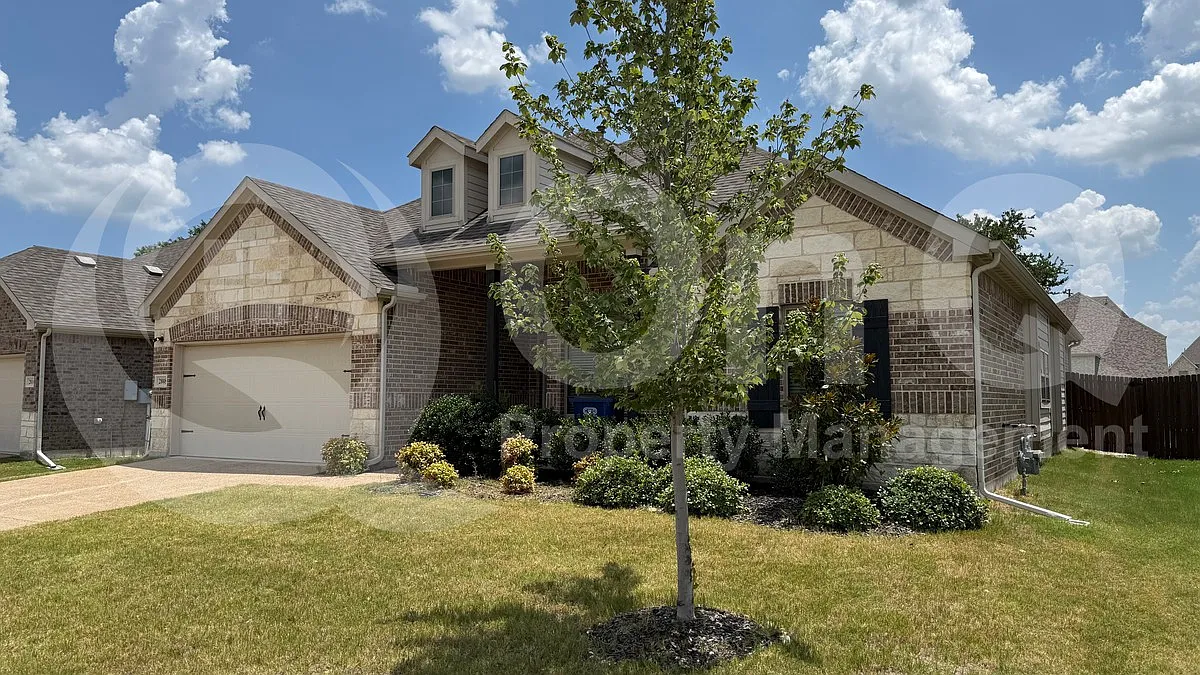 4 bed, 2.0 bath, 1956 sqft, $2,199 — Photo 3