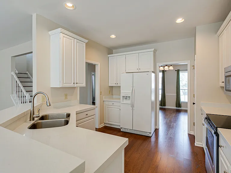 307 Devonshire Dr — Photo 9
