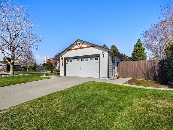 2nd image of 1132 Ruby Drive