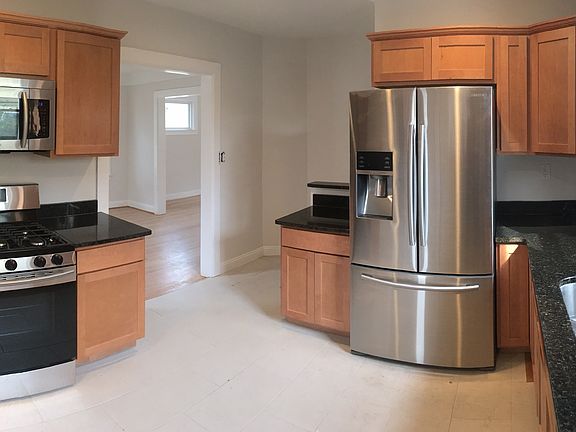 5th image of 23281 Manistee Ave