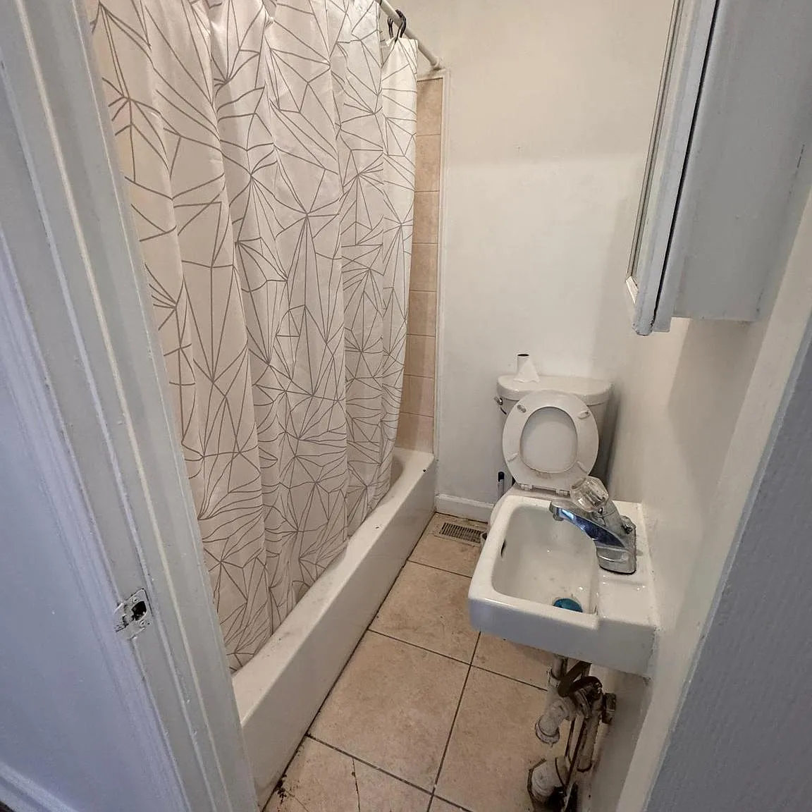 3 bed, 1.0 bath, $1,800 — Photo 2